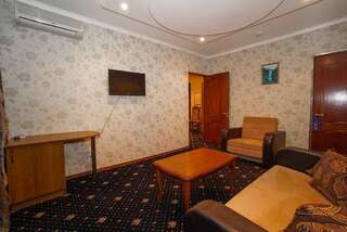 Гостиница Кипарис  Адлер Стандартный номер с 2 спальнями и балконом-2